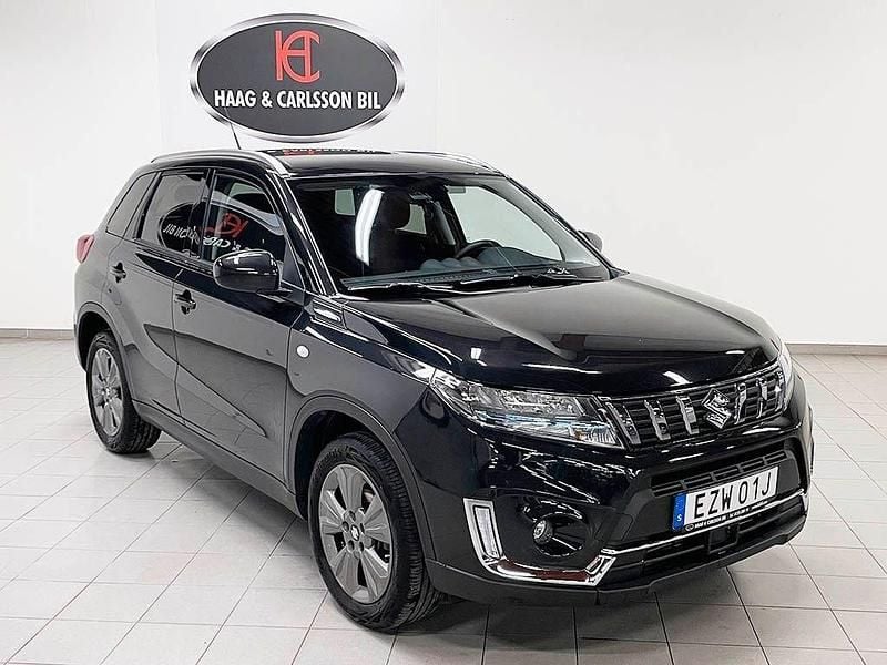 Svart Begagnad 2023 Suzuki Vitara SUV | 279 000 kr (Marknadspris) - Bild 1/4