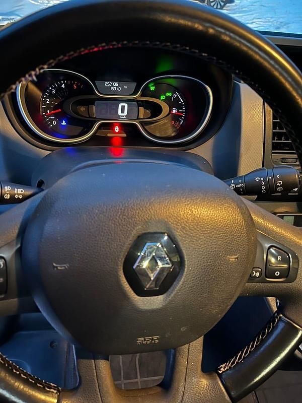 Begagnad Renault Trafic 145 HK (106 kW) 2017 Minibuss