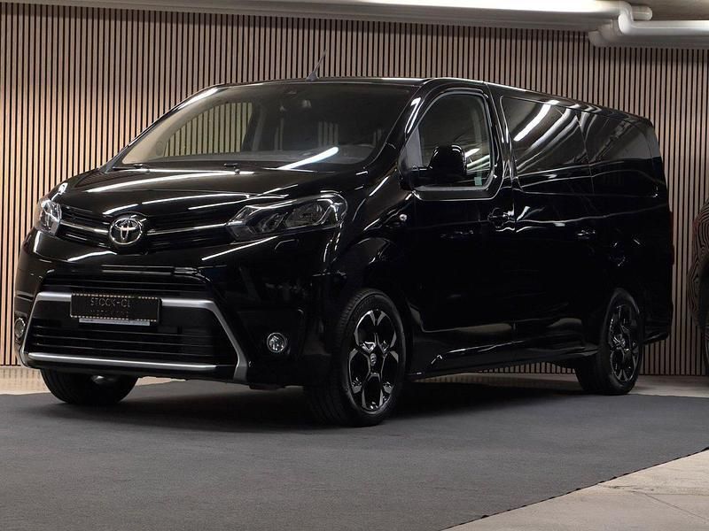Svart Begagnad 2019 Toyota Proace Verso Plus Kombi | 279 000 kr (Marknadspris) - Bild 1/4