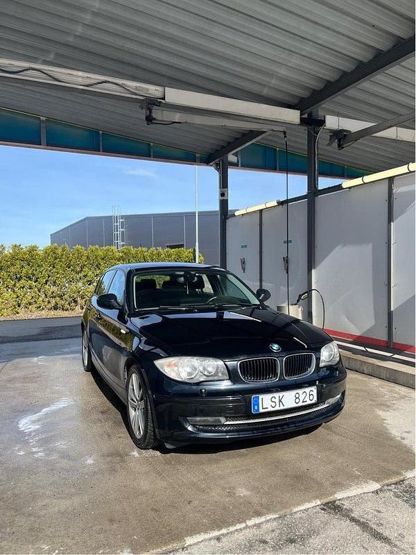 Svart Begagnad 2011 BMW 116 Halvkombi | 64 999 kr (Marknadspris) - Bild 1/4