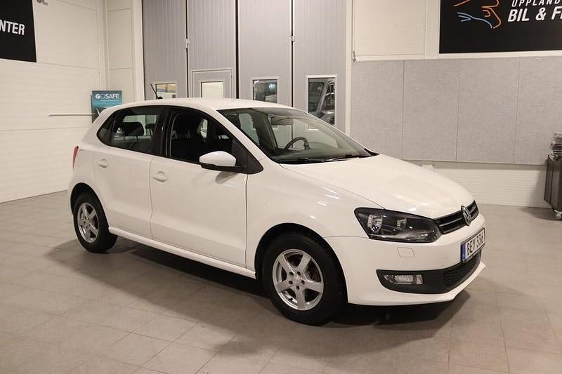 Vit Begagnad 2014 VW Polo Halvkombi | 74 900 kr (Marknadspris) - Bild 1/4