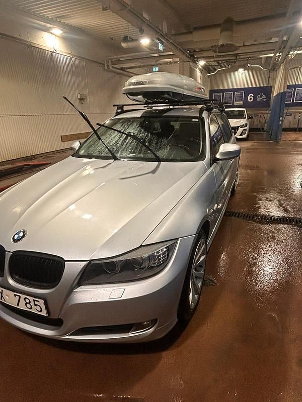 Begagnad 2011 BMW 318 Kombi | 68 300 kr (Marknadspris) - Bild 1/4