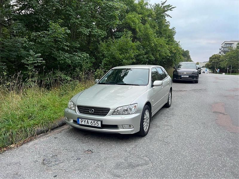 Silver Begagnad 2003 Lexus IS200 Kombi | 40 000 kr - Bild 1/4