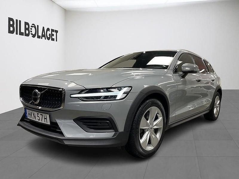 Grå Begagnad 2024 Volvo V60 CC Core Kombi | 389 800 kr (Superpris) - Bild 1/4