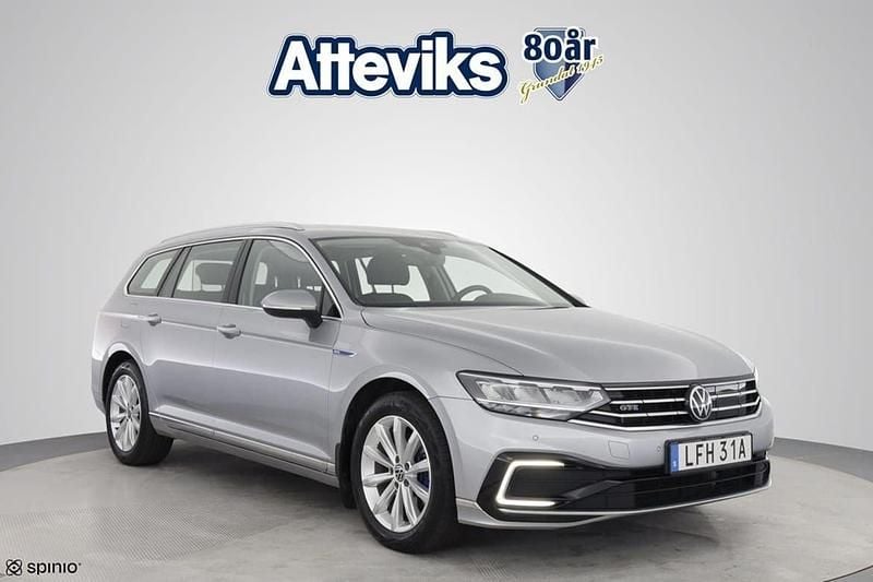 Silver Begagnad 2021 VW Passat GTE Kombi | 244 900 kr (Bra pris) - Bild 1/3