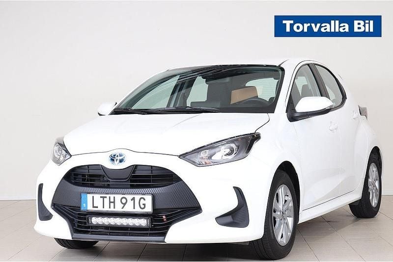 Vit (super white) Begagnad 2023 Toyota Yaris Hybrid Active Halvkombi | 214 900 kr (Marknadspris) - Bild 1/4