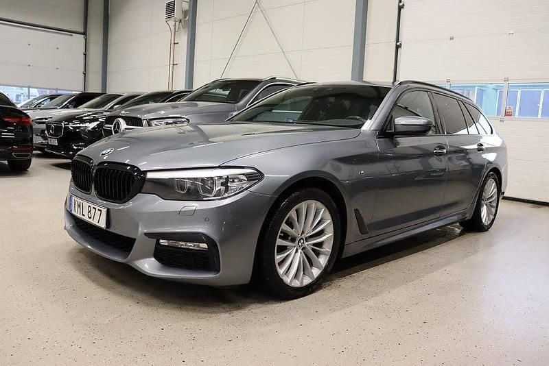 Blå Begagnad 2018 BMW 520 Shadowline Kombi | 268 800 kr (Lite dyr) - Bild 1/4