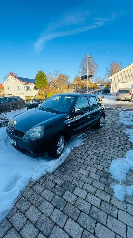 Begagnad Renault Clio II 75 HK (55 kW) 2004 Halvkombi