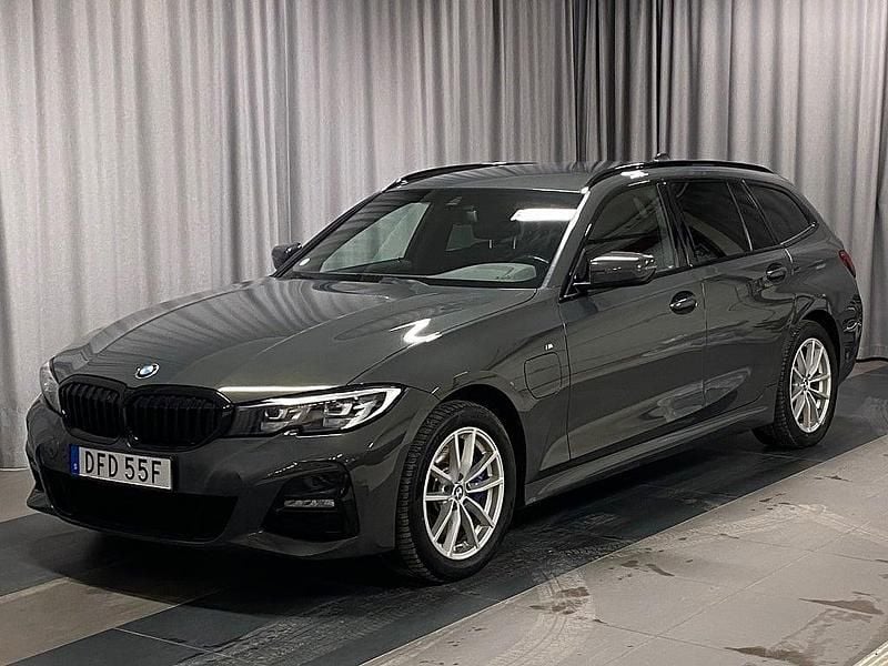 Grå Begagnad 2020 BMW 330e M Sport Kombi | 299 900 kr (Lite dyr) - Bild 1/4