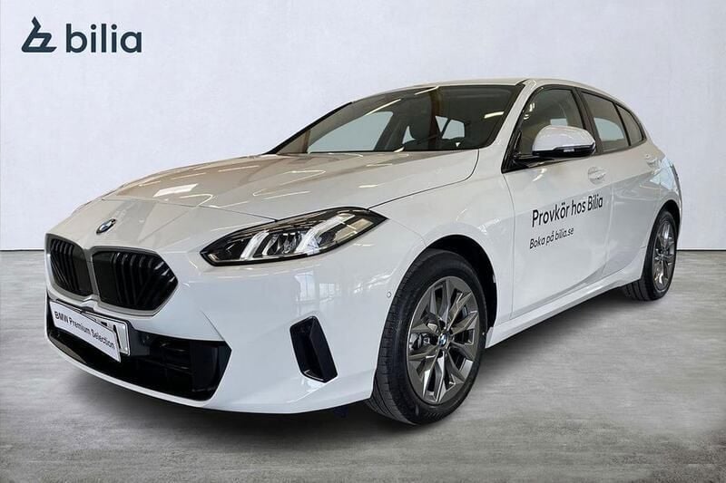 Vit Begagnad 2025 BMW 120 Shadowline Halvkombi | 344 900 kr - Bild 1/3