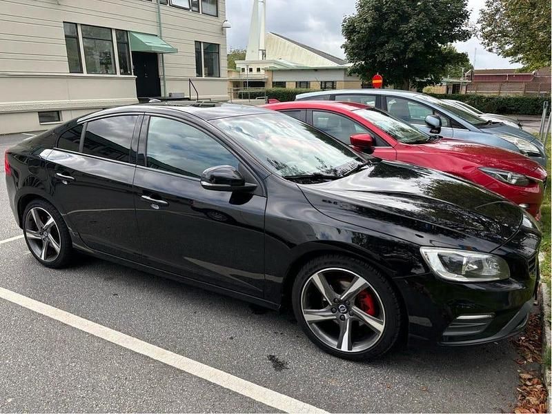 Svart Begagnad 2016 Volvo S60 R-Design Sedan | 165 000 kr (Marknadspris) - Bild 1/4