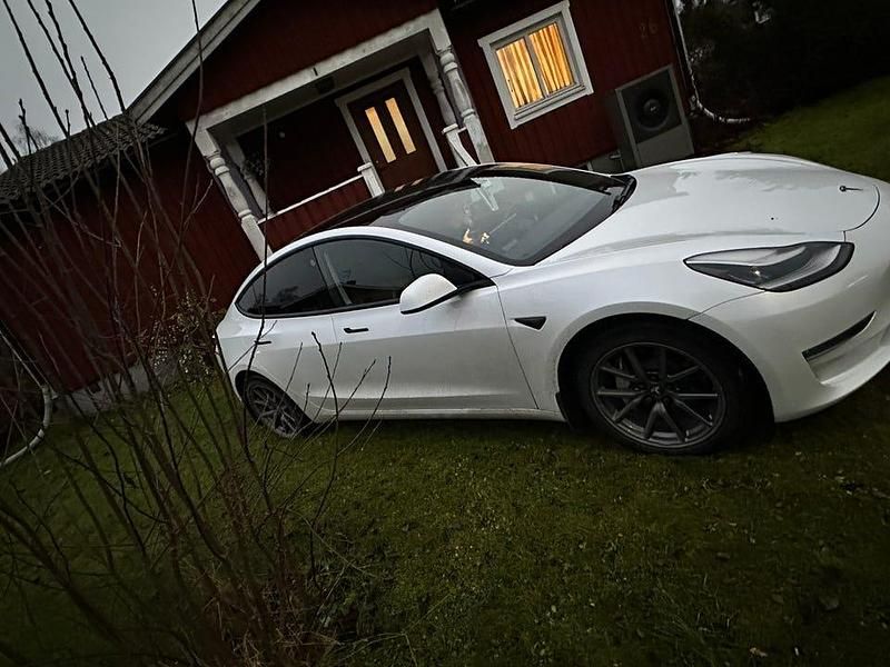 Begagnad 2020 Tesla Model 3 Long Range AWD Sedan | 260 000 kr (Marknadspris) - Bild 1/4