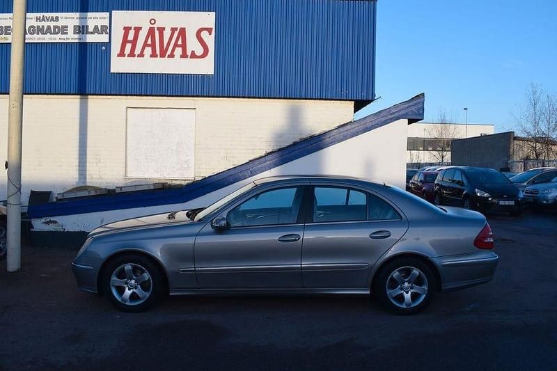Silver Begagnad 2003 Mercedes E240 Avantgarde Sedan | 59 500 kr (Marknadspris) - Bild 1/4