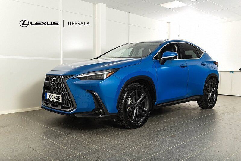 Blå Begagnad 2024 Lexus NX450h+ Executive Line SUV | 614 900 kr (Marknadspris) - Bild 1/4