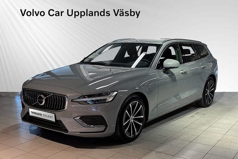 Grå Ny 2024 Volvo V60 Plus Kombi | 499 900 kr (Marknadspris) - Bild 1/3