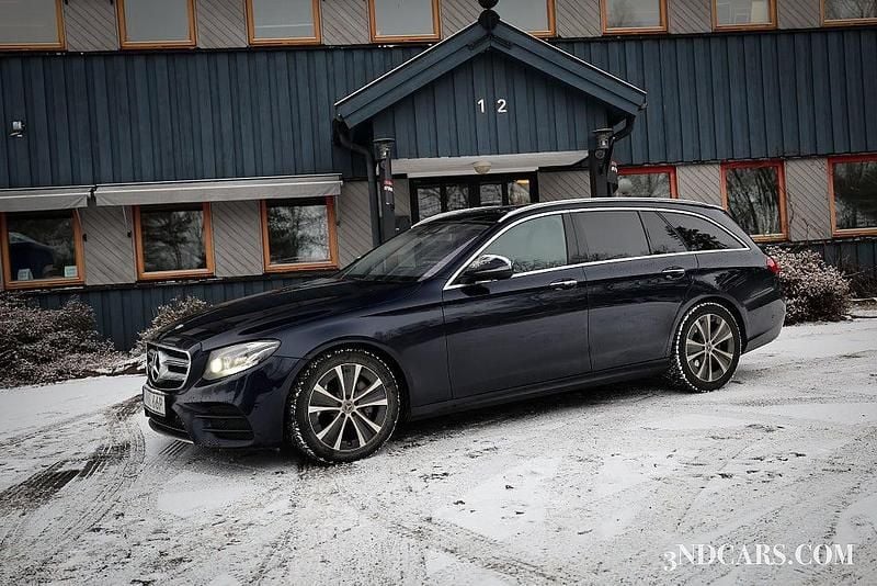 Mörkblå Begagnad 2019 Mercedes E220 AMG Line Premium Kombi | 279 900 kr (Marknadspris) - Bild 1/4