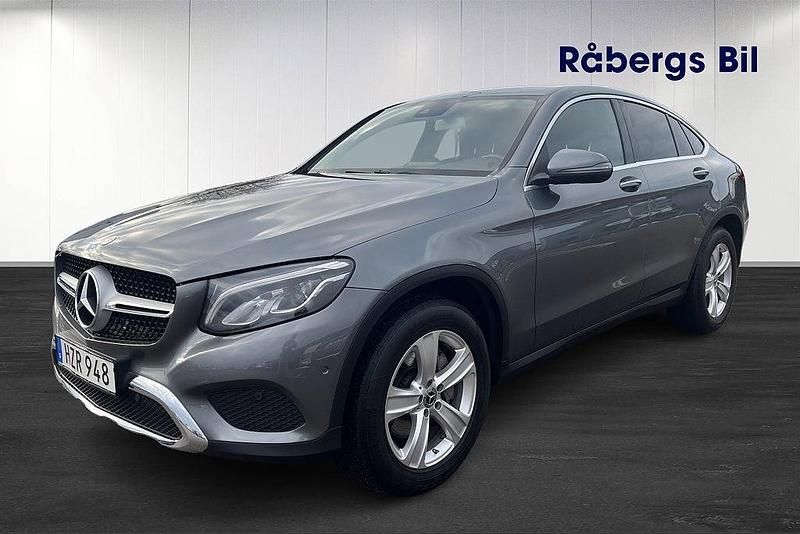 Selenitgrå metallic Begagnad 2018 Mercedes GLC250 Exclusive Sportkupé | 319 800 kr (Marknadspris) - Bild 1/4