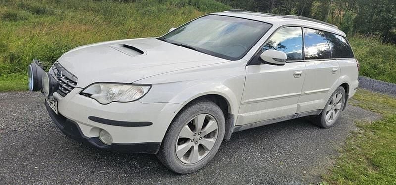Vit Begagnad 2009 Subaru Outback SUV | 35 000 kr (Lite dyr) - Bild 1/4