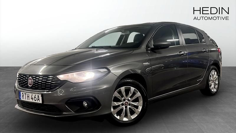 Grå (grey) Begagnad 2020 Fiat Tipo Lounge Halvkombi | 89 900 kr (Bra pris) - Bild 1/4