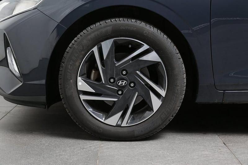 Begagnad Hyundai i20 Essential 101 HK (74 kW) 2022 Grå Halvkombi