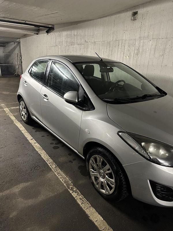 Grå Begagnad 2012 Mazda 2 Halvkombi | 35 999 kr (Bra pris) - Bild 1/4