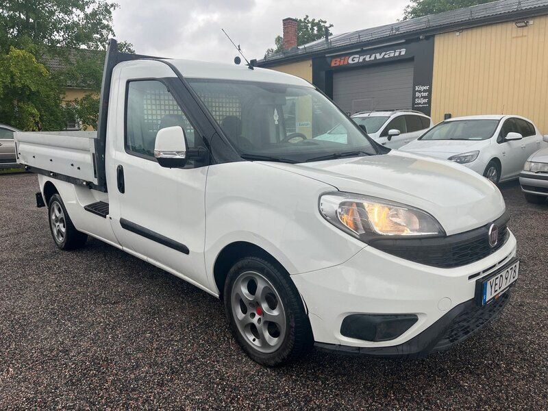 Vit Begagnad 2016 Fiat Doblò Minibuss | 109 900 kr - Bild 1/4