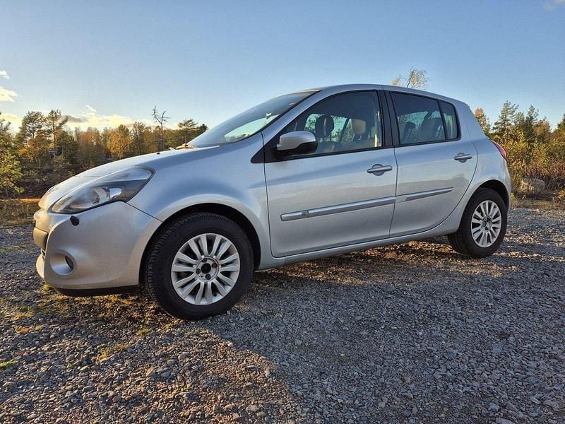Silver Begagnad 2013 Renault Clio IV Halvkombi | 43 000 kr (Superpris) - Bild 1/4