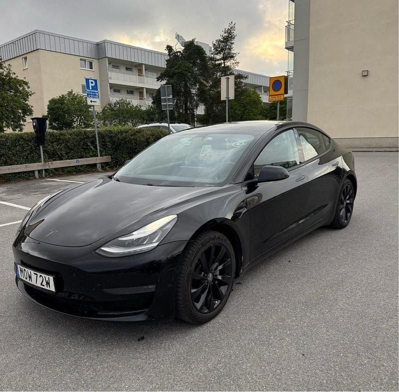 Svart Begagnad 2019 Tesla Model 3 Long Range Sedan | 224 900 kr (Marknadspris) - Bild 1/4