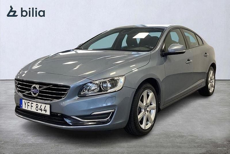Ljusblå (blå) Begagnad 2016 Volvo S60 Business Edition Sedan | 194 900 kr (Marknadspris) - Bild 1/3