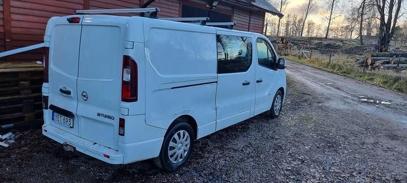 Begagnad Opel Vivaro 140 HK (102 kW) 2016 Minibuss