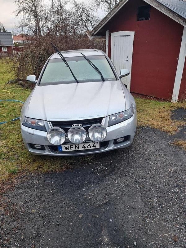 Silver Begagnad 2004 Honda Accord Executive Kombi | 12 000 kr - Bild 1/4