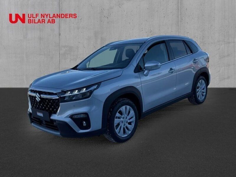 Grå (silky silver metallic) Ny 2024 Suzuki SX4 S-Cross SUV | 361 800 kr (Lite dyr) - Bild 1/4