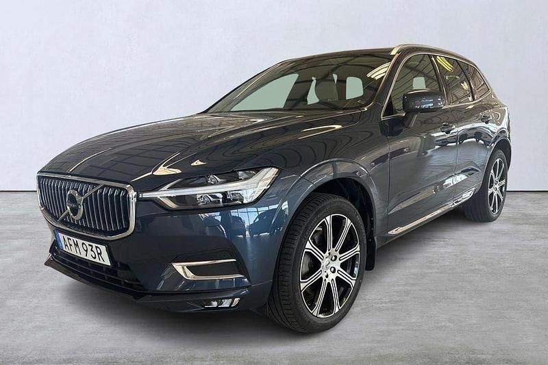 Mörkblå (blå) Begagnad 2020 Volvo XC60 Inscription SUV | 429 900 kr (Marknadspris) - Bild 1/4