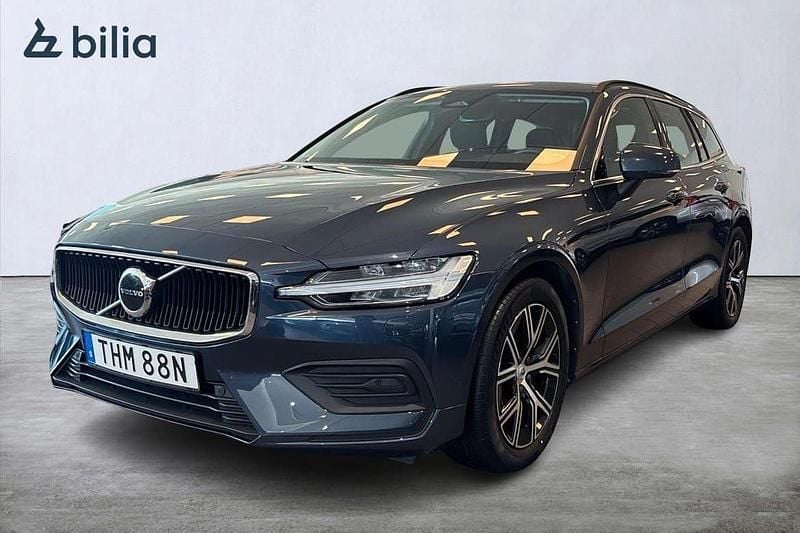Mörkblå (blå) Begagnad 2023 Volvo V60 Core Kombi | 309 900 kr (Bra pris) - Bild 1/3