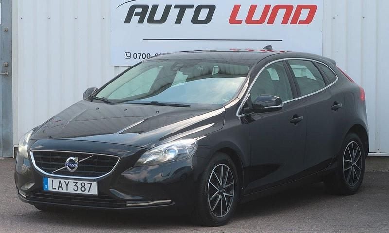 Svart Begagnad 2015 Volvo V40 Kombi | 119 900 kr (Marknadspris) - Bild 1/4