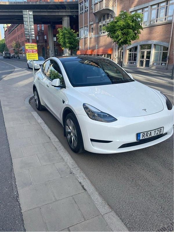 Vit Begagnad 2023 Tesla Model Y Standard Range SUV | 340 000 kr - Bild 1/4