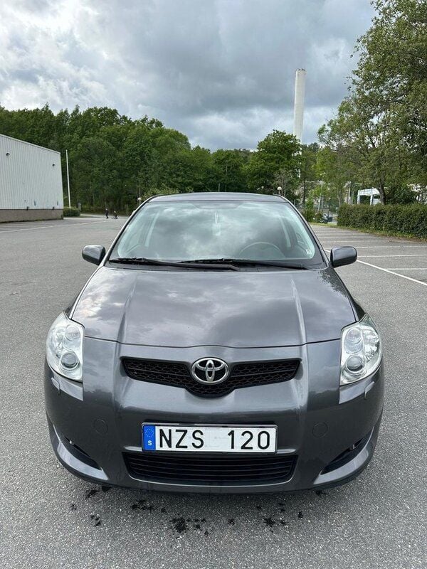 Grå Begagnad 2007 Toyota Auris Halvkombi | 42 000 kr (Marknadspris) - Bild 1/4