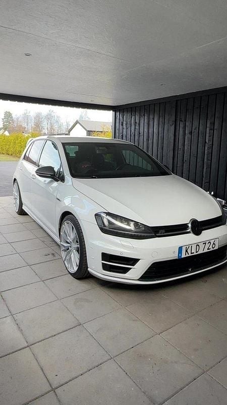 Vit Begagnad 2014 VW Golf VII R Halvkombi | 205 000 kr (Marknadspris) - Bild 1/3