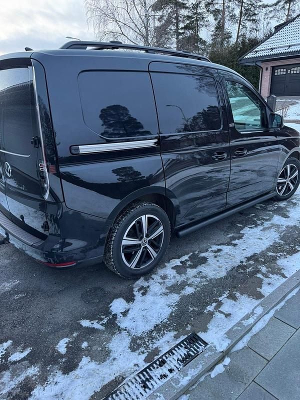 Begagnad VW Caddy Black Edition 122 HK (89 kW) 2022 Svart Minibuss