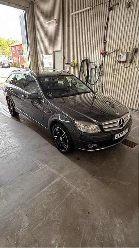 Grå Begagnad 2010 Mercedes C180 Kombi | 75 000 kr (Marknadspris) - Bild 1/4