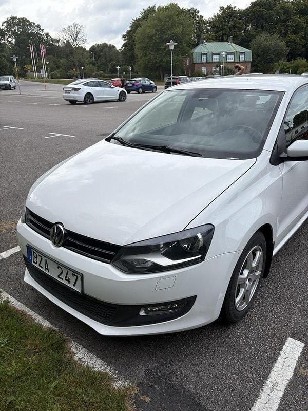 Vit Begagnad 2014 VW Polo Halvkombi | 65 000 kr (Marknadspris) - Bild 1/4