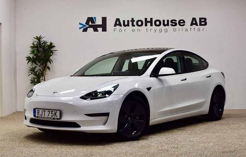 Vit Begagnad 2021 Tesla Model 3 Long Range Sedan | 294 000 kr (Marknadspris) - Bild 1/4