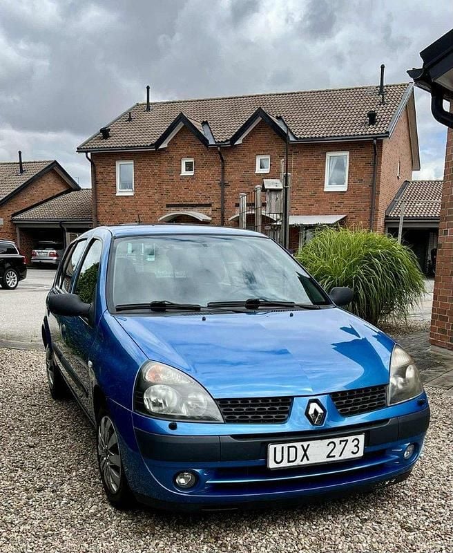 Blå Begagnad 2003 Renault Clio II Expression Halvkombi | 19 000 kr (Marknadspris) - Bild 1/4