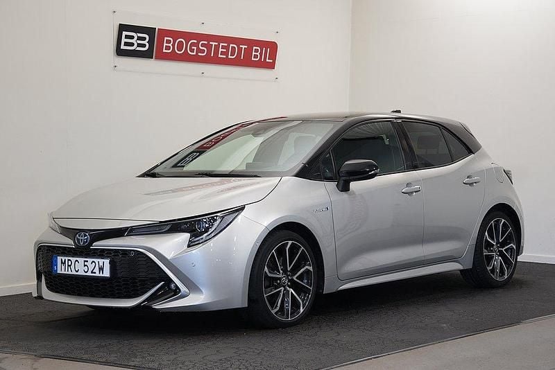 Silver Begagnad 2019 Toyota Corolla Hybrid Executive Halvkombi | 219 000 kr (Marknadspris) - Bild 1/4