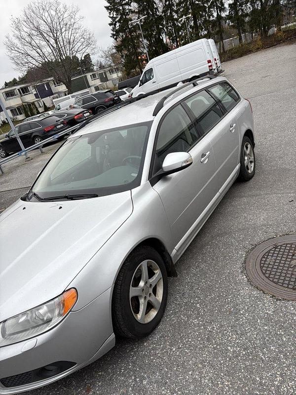 Grå Begagnad 2008 Volvo V70 Momentum Kombi | 37 500 kr (Superpris) - Bild 1/4