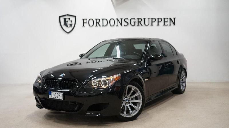 Svart Begagnad 2006 BMW M5 Sedan | 429 800 kr (Marknadspris) - Bild 1/4