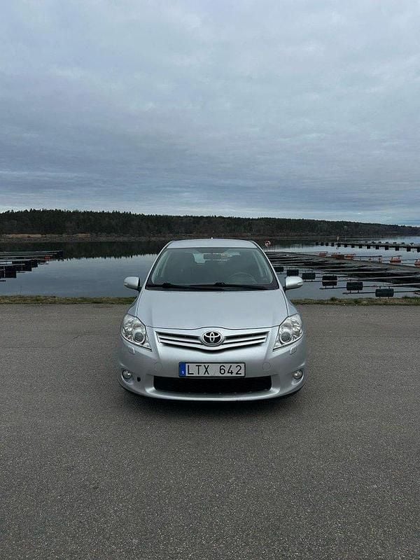 Silver Begagnad 2011 Toyota Auris Plus Halvkombi | 45 000 kr (Bra pris) - Bild 1/4