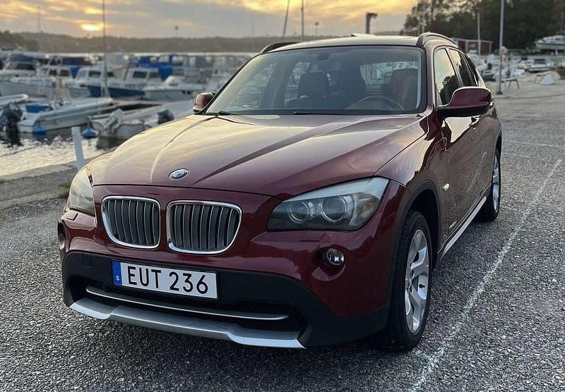 Röd Begagnad 2010 BMW X1 SUV | 139 000 kr (Marknadspris) - Bild 1/4