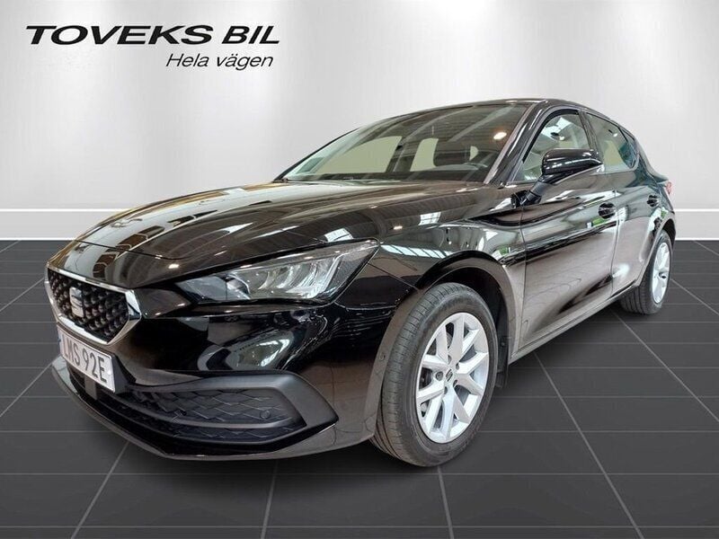Svart (midnight black metallic) Begagnad 2022 Seat Leon Kombi | 194 900 kr (Bra pris) - Bild 1/4