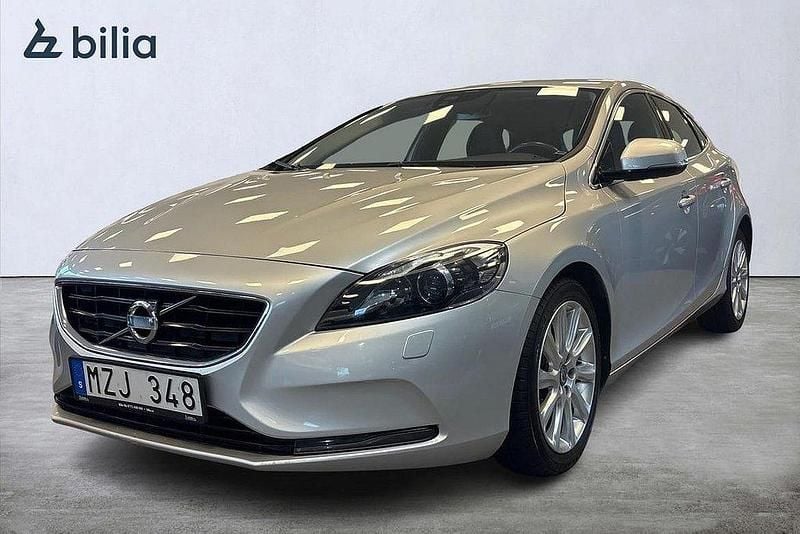 Ljusgrå Begagnad 2012 Volvo V40 Summum Halvkombi | 129 900 kr (Marknadspris) - Bild 1/3